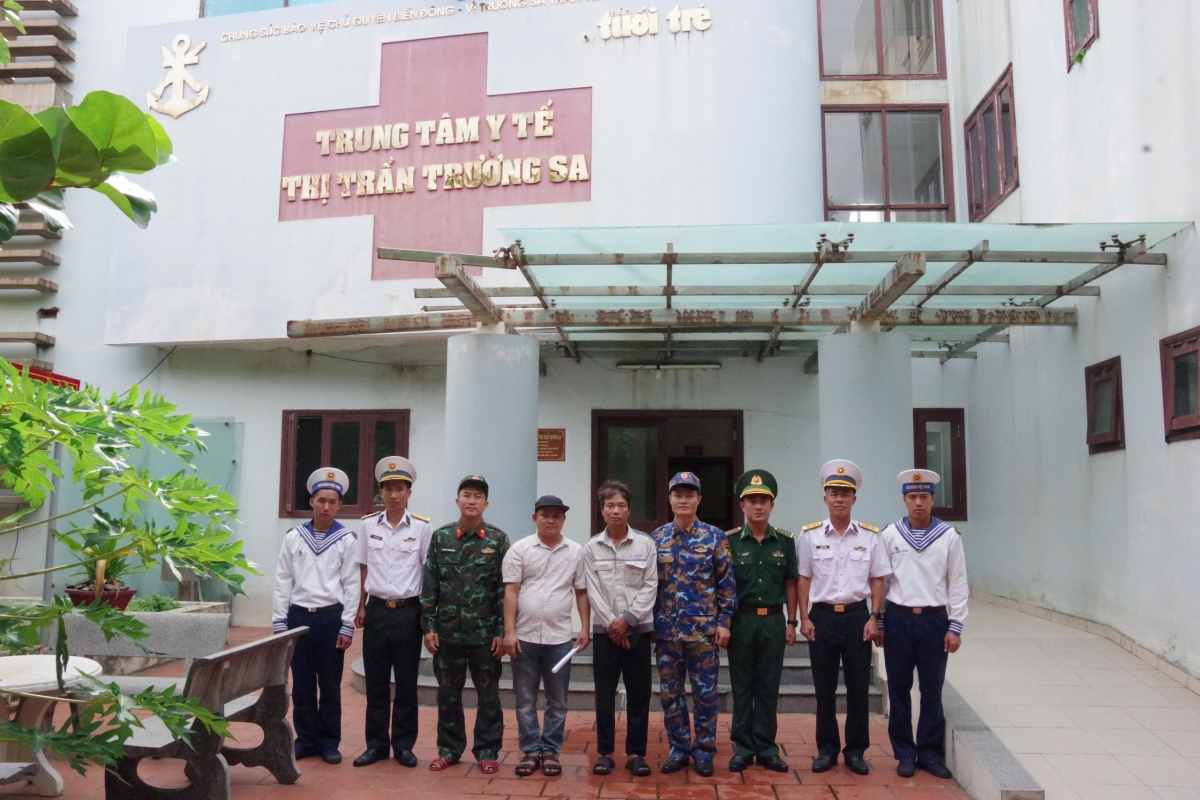 Các ngư dân lưu kỉ niệm cùng lực lượng quân y trên đảo Trường Sa