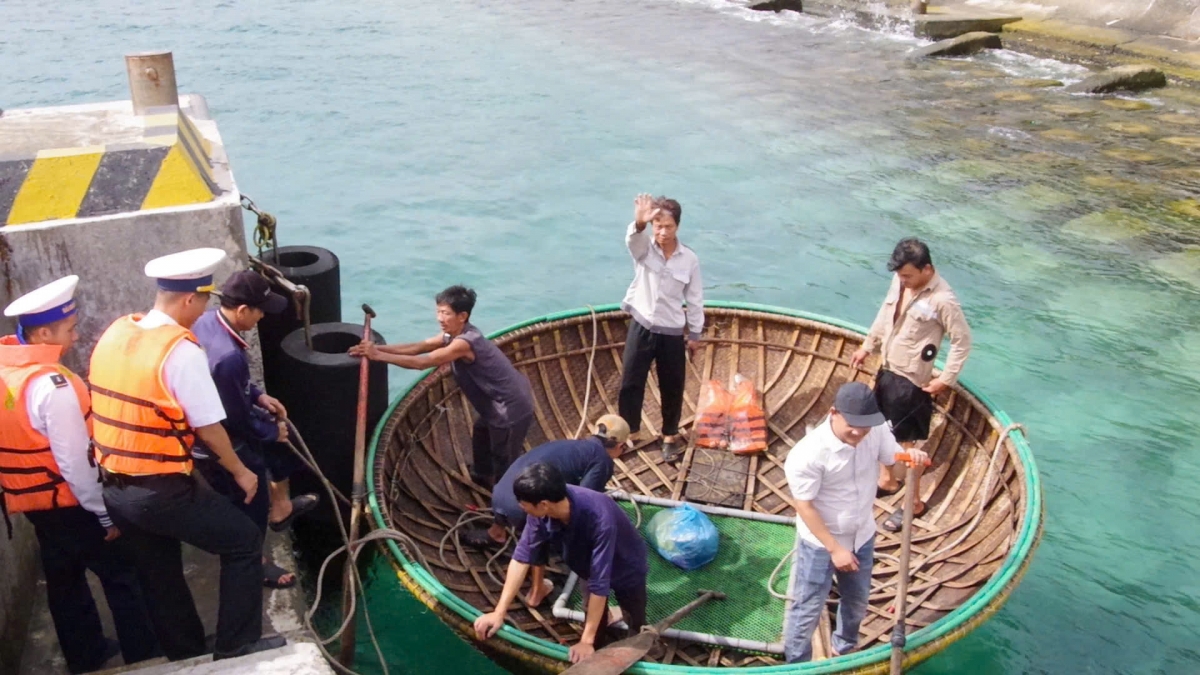 Ngư dân Bút được bàn giao về tàu cá