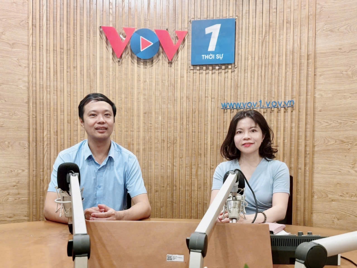 BS Đỗ Quốc Phong và BTV chương trình