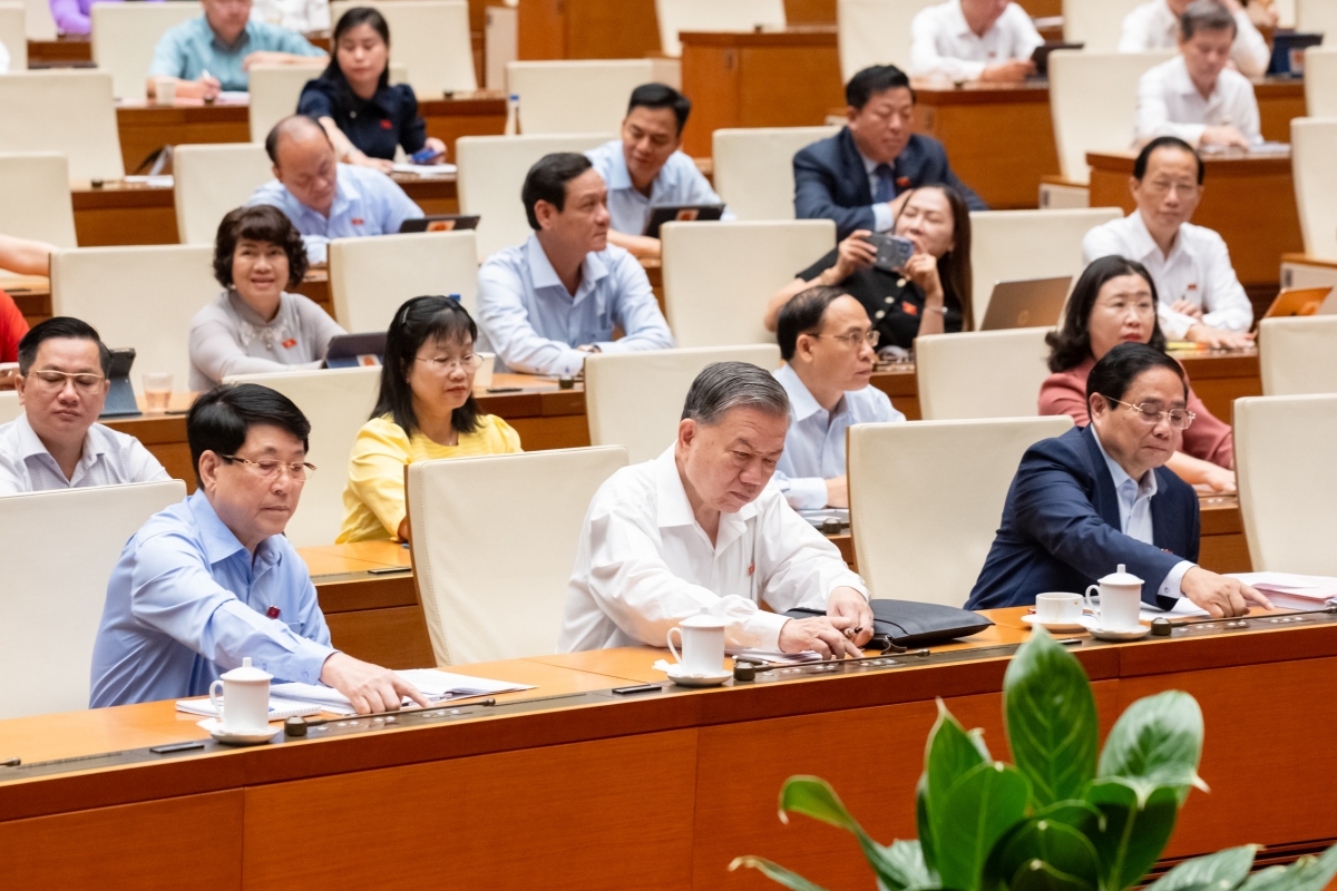 Quốc hội biểu quyết thông qua Nghị quyết của Quốc hội sửa đổi, bổ sung một số điều của Hiến pháp năm 2013. Ảnh: Phạm Thắng