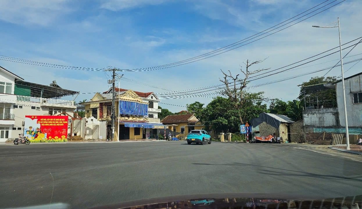 Đường Nguyễn Hoàng nối với cầu Nguyễn Hoàng qua sông Hương ở phường Kim Long, thành phố Huế.