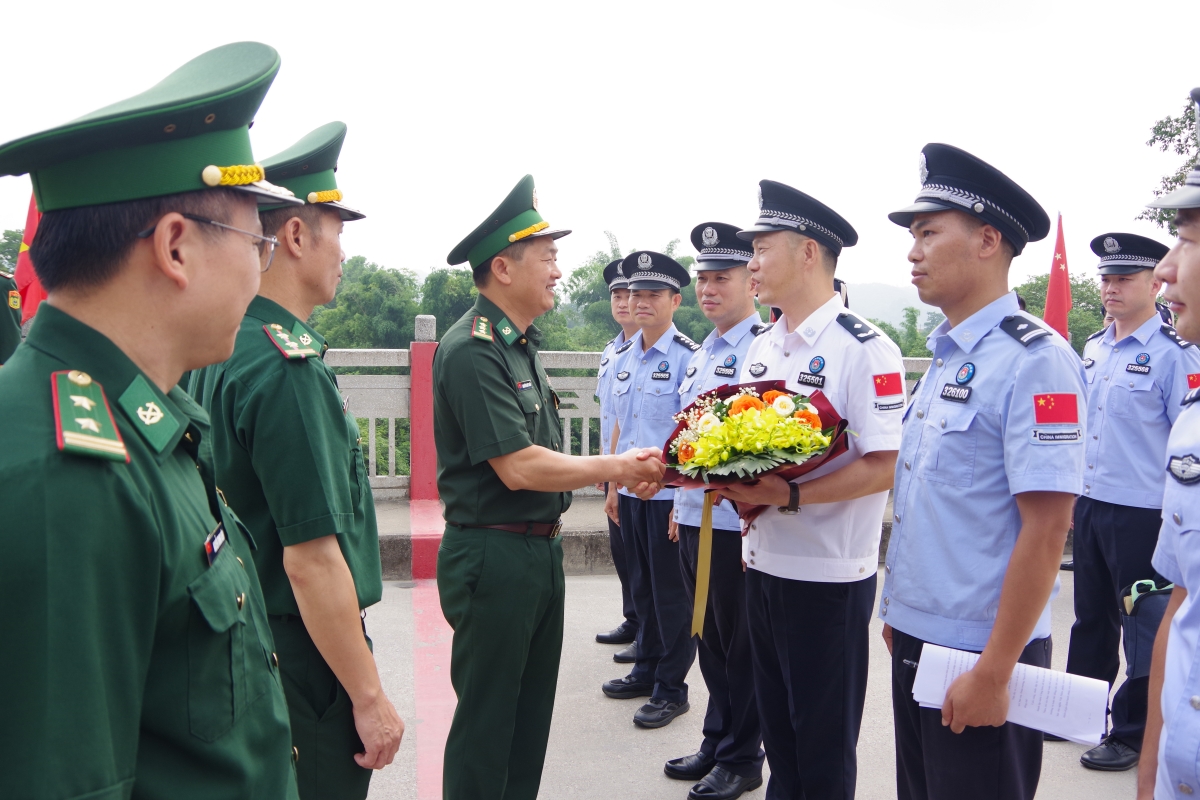 Đại diện đoàn Đại biểu Việt Nam tặng hoa đón đoàn Đại biểu phía Trung Quốc sang dự Hội đàm tại cửa khẩu Quốc tế Tà Lùng, Cao Bằng.