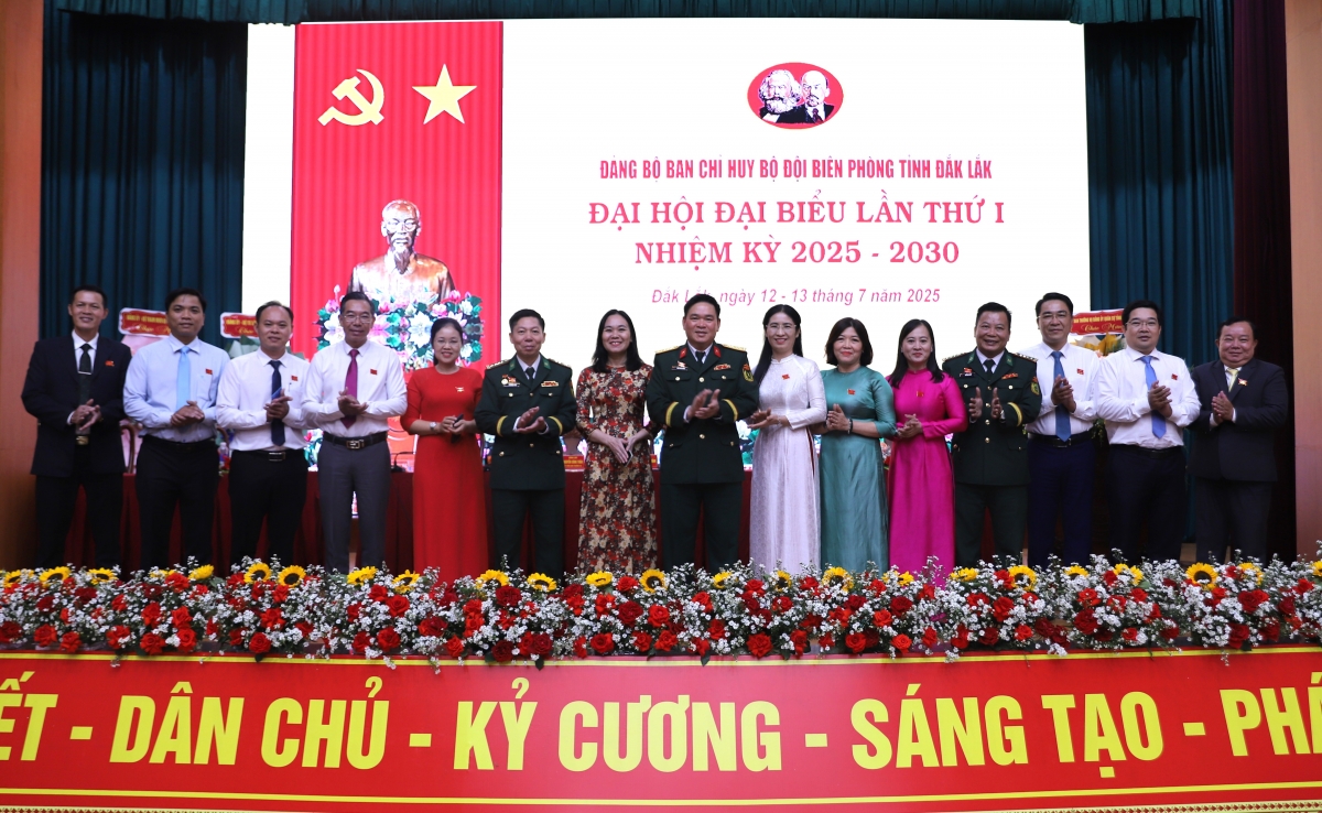 Đại diện lãnh đạo Bộ Tư lệnh Bộ đội Biên phòng, chính quyền địa phương chúc mừng Đại hội thành công tốt đẹp.