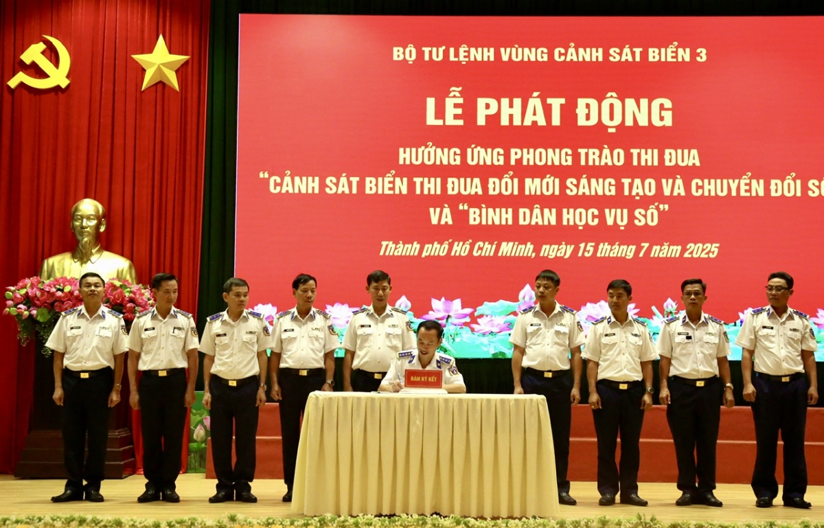 Đại tá Lê Văn Tú, Chính ủy Vùng Cảnh sát biển 3 ký kết thi đua với các đơn vị