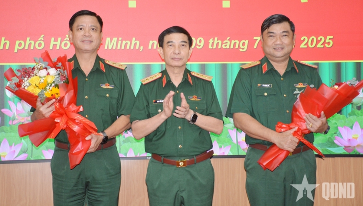 Đại tướng Phan Văn Giang tặng hoa chúc mừng Trung tướng Nguyễn Trường Thắng và Thiếu tướng Lê Xuân Thế