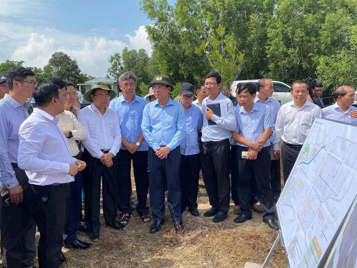 Đoàn công tác đang nghe báo cáo về dự án KCN Sơn Mỹ 2
