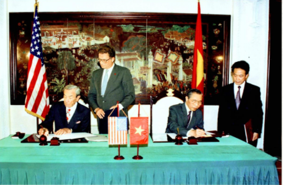 Ngày 5/8/1995, tại Hà Nội, Bộ trưởng Ngoại giao Hoa Kỳ Warren Christopher và Bộ trưởng Ngoại giao Nguyễn Mạnh Cầm ký Nghị định thư, chính thức thiết lập quan hệ ngoại giao Việt Nam - Hoa Kỳ. 
Nguồn: Xuân Tuân – TTXVN, Số ảnh. M95.3717