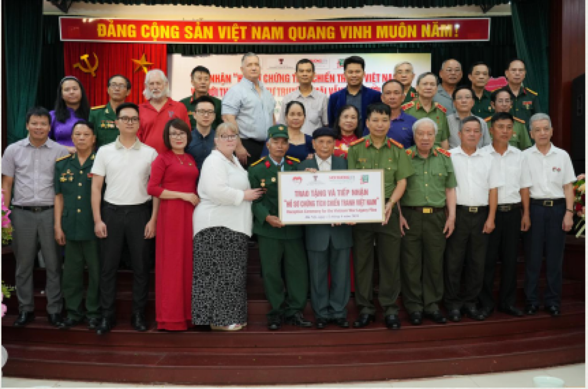 Ban tổ chức trao tặng Hồ sơ Chứng tích Chiến tranh Việt Nam cho thân nhân gia đình liệt sĩ tại buổi  Lễ tiếp nhận “Hồ sơ Chứng tích Chiến tranh Việt Nam” năm 2024. 
Nguồn: Tổ chức Trái tim người lính.