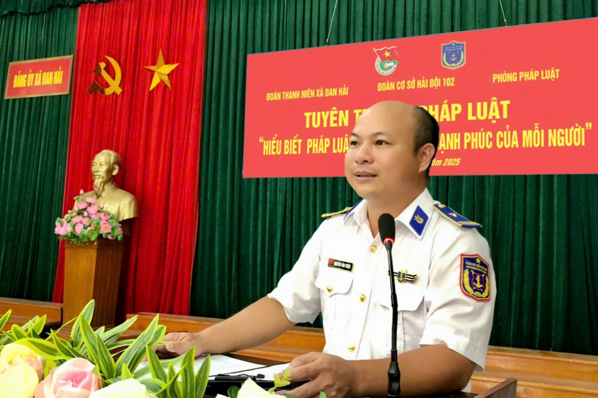 Thiếu tá Nguyễn Văn Thiệu – Bí thư Đoàn Cơ sở, Chính trị viên phó Hải đội 102 tuyên truyền phổ biến pháp luật tại chương trình