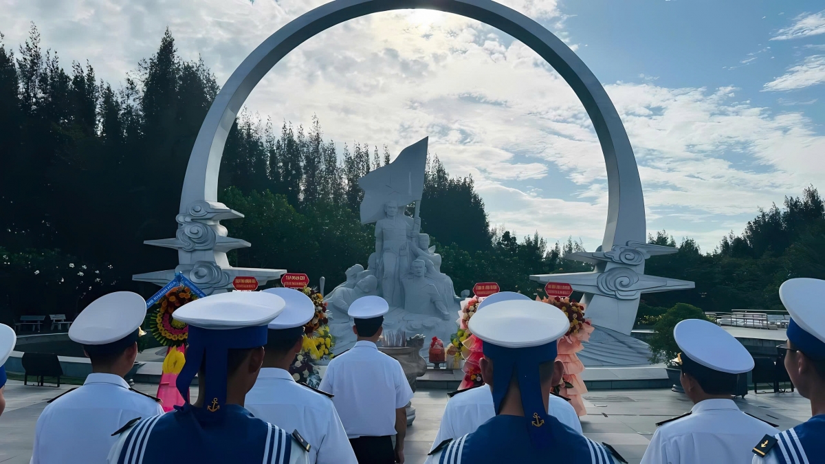 Dâng hương tại Khu tưởng niệm Gạc Ma