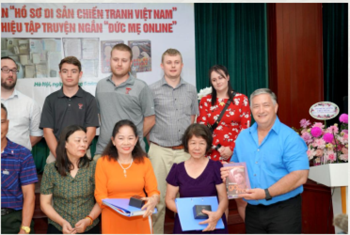 Ông Stephen Maxner Giám đốc Trung tâm Việt Nam và Lưu trữ, Đại học Công nghệ Texas, Hoa Kỳ trao tặng kỷ vật cho gia đình liệt sĩ, năm 2023.
Nguồn: Trung tâm Việt Nam và Lưu trữ tại Đại học Công nghệ Texas
