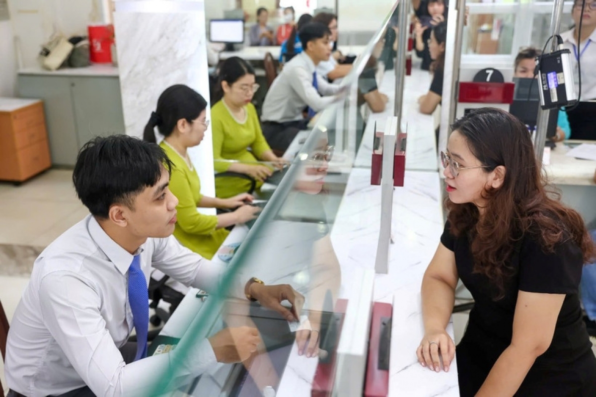 Người dân làm thủ tục hành chính tại Trung tâm Phục vụ hành chính công phường Sài Gòn, Thành phố Hồ Chí Minh.