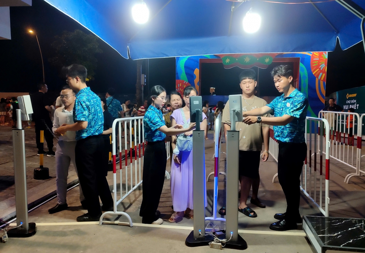 Giá vé dự sự kiện "vịnh pháo hoa" là 100.000 đồng/người, miễn phí cho trẻ em dưới 1 mét. Đến hết tháng 7, du khách được hưởng giá ưu đãi giá còn 65.000 đồng/vé.
