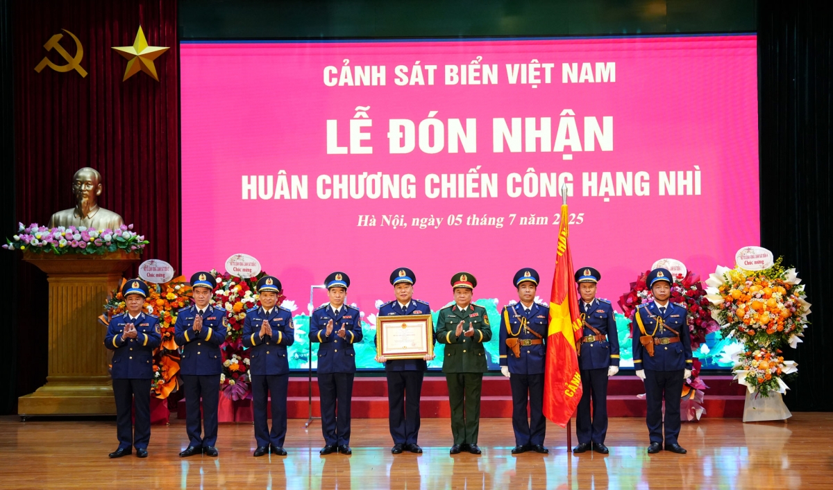 Cảnh sát biển Việt Nam đón nhận Huân chương Chiến công hạng Nhì