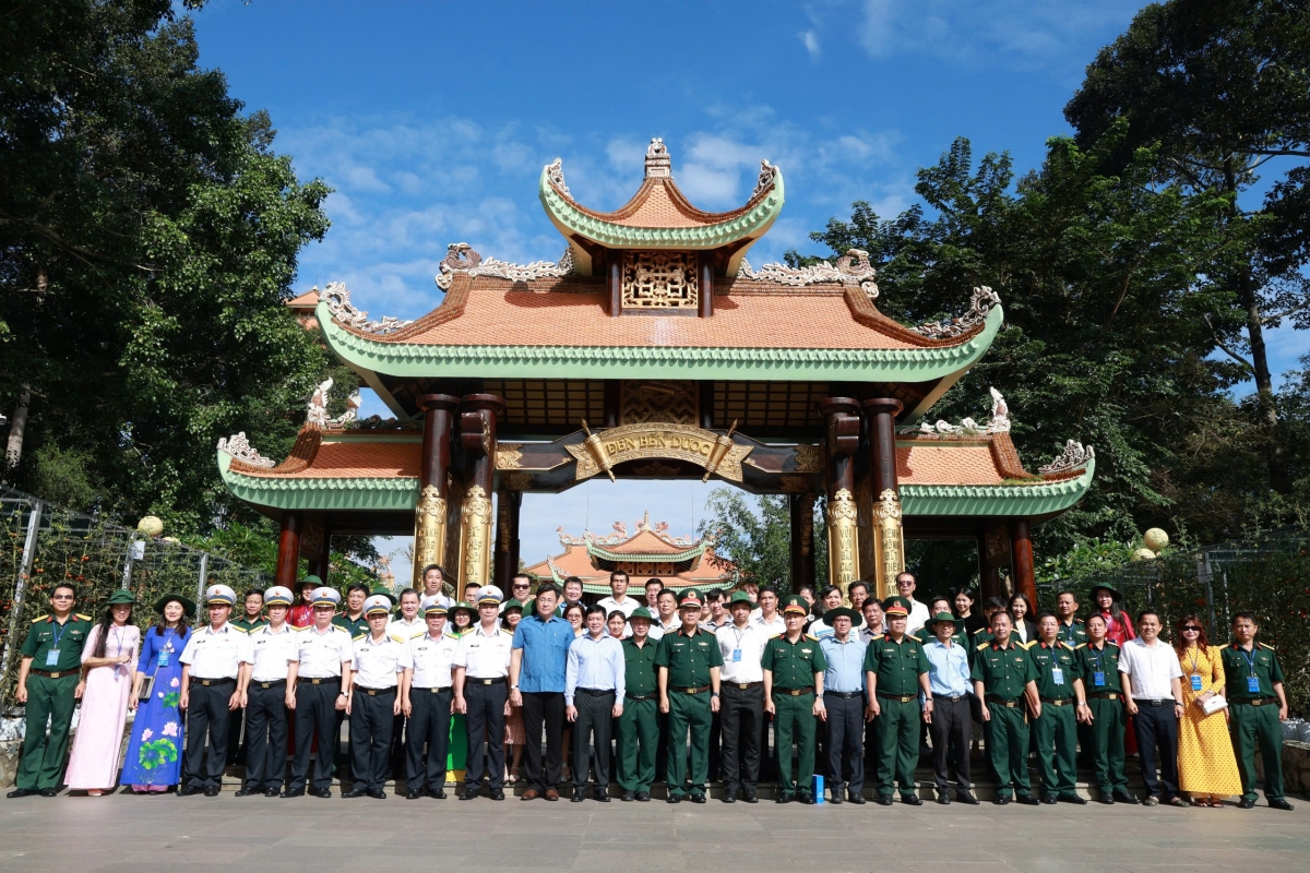 Các đại biểu chụp hình lưu niệm tại Đền Bến Dược