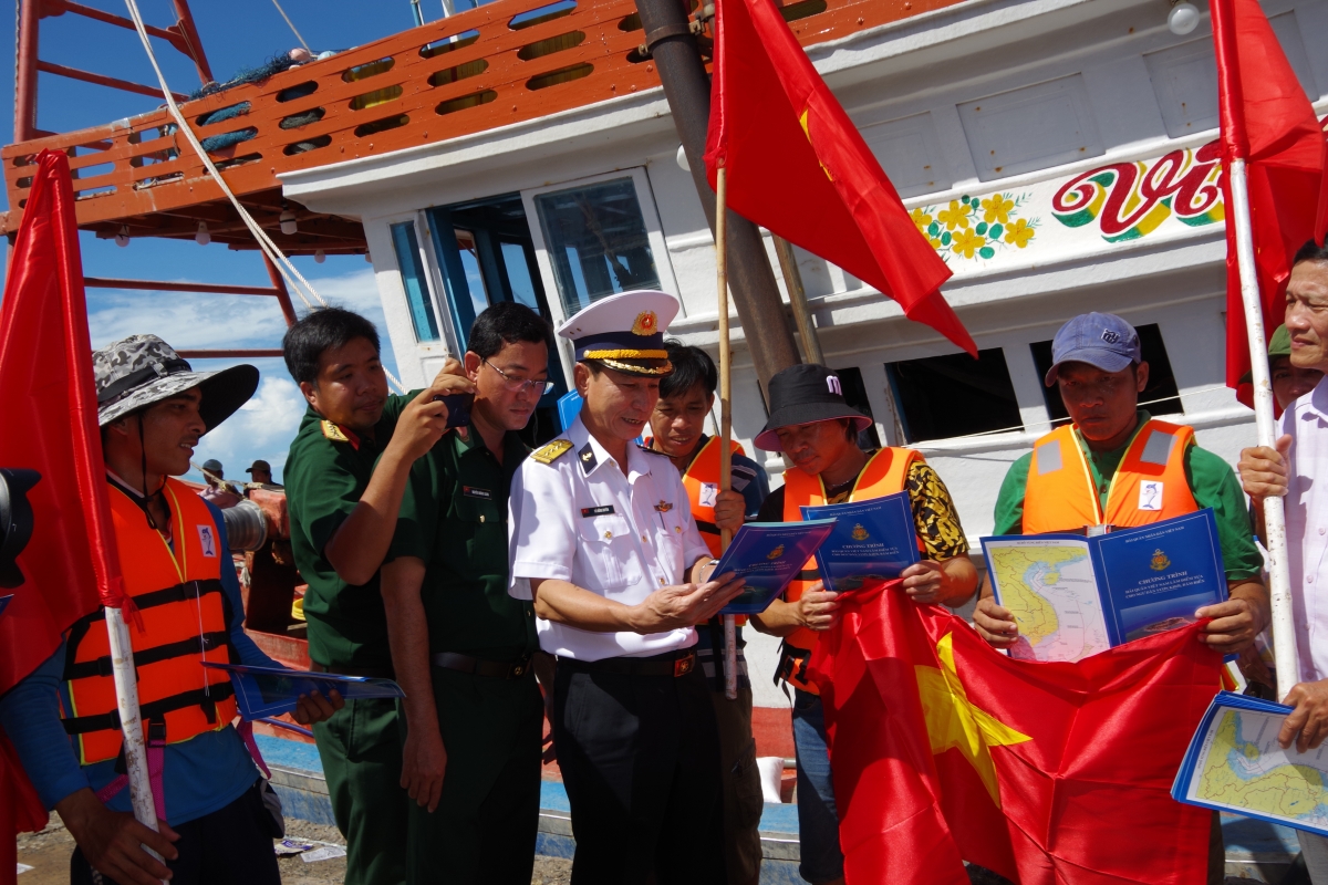 Đại tá Đỗ Hồng Duyên, Phó Chính ủy Vùng 2 tuyên truyền, phổ biến pháp luật cho bà con ngư dân