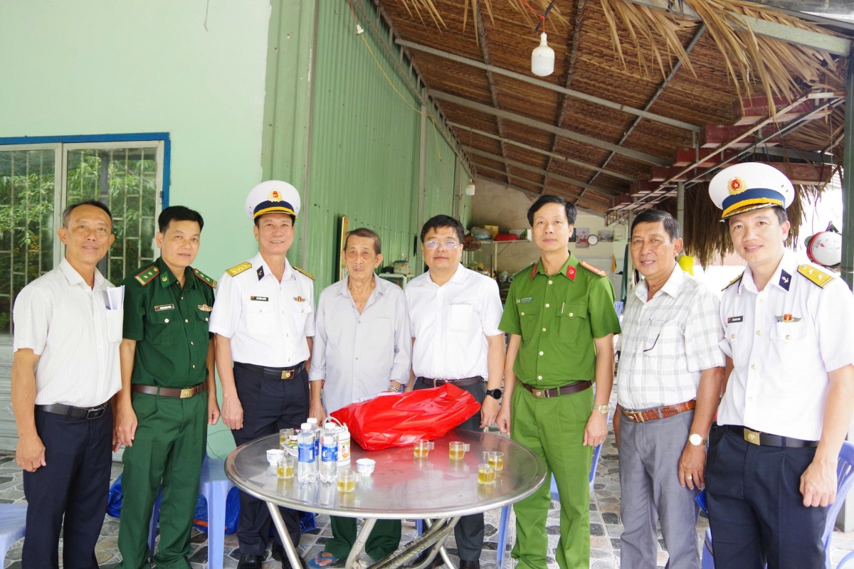 Đại tá Đỗ Hồng Duyên thăm gia đình chính sách trên địa bàn xã Long Sơn