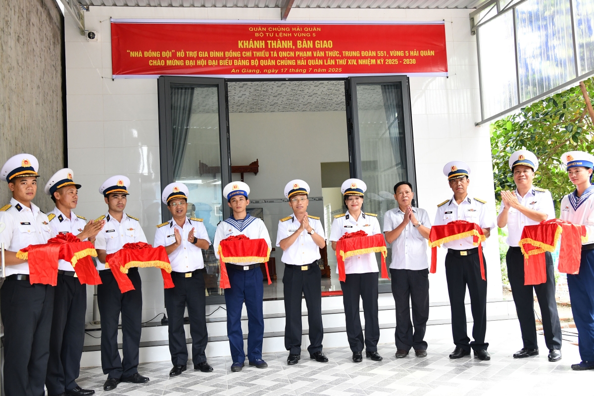 Đại tá Ngô Văn Thành (đứng giữa) và các đại biểu cắt băng khánh thành nhà đồng đội