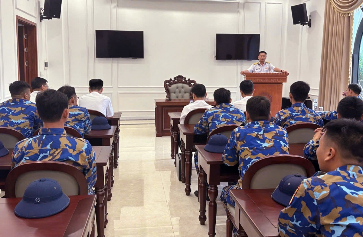 Thủ trưởng Bộ Tư lệnh Vùng thăm hỏi, động viên lực lượng tham gia thực hiện nhiệm vụ diễu binh, diễu hành