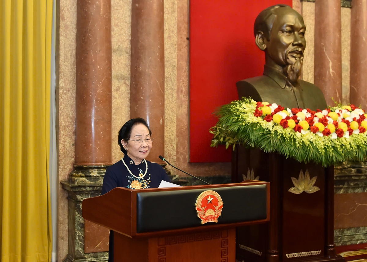Chủ tịch Hội Khuyến học Việt Nam Nguyễn Thị Doan trình bày báo cáo về hoạt động của Hội Khuyến học Việt Nam