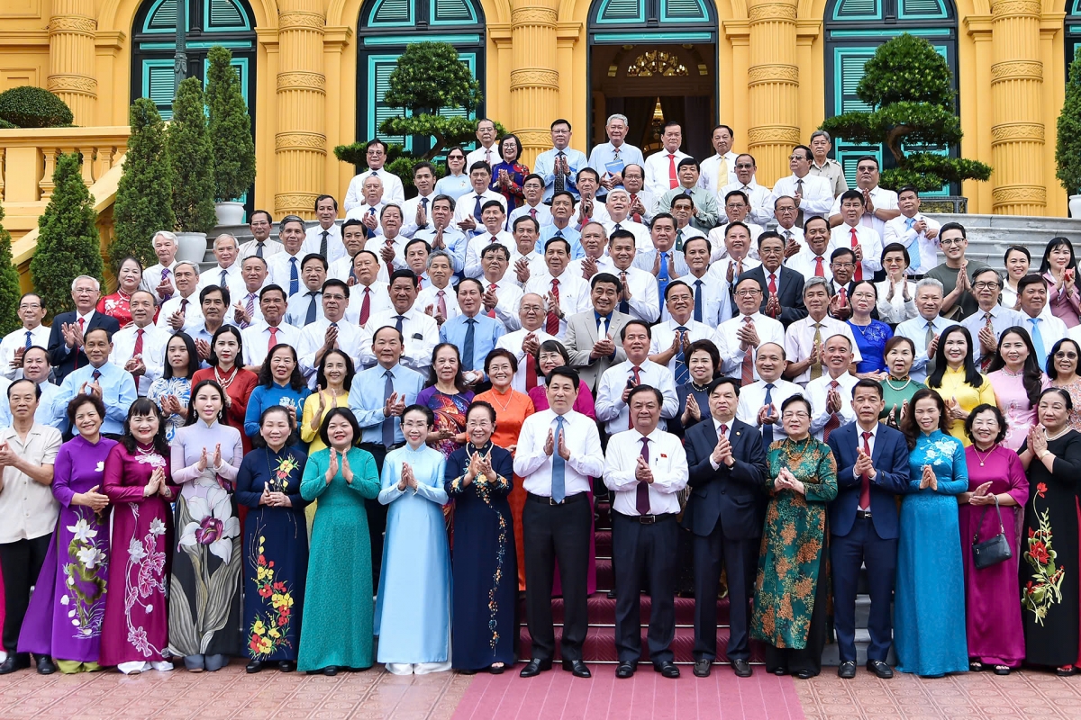 Chủ tịch nước Lương Cường chụp ảnh cùng các đại biểu