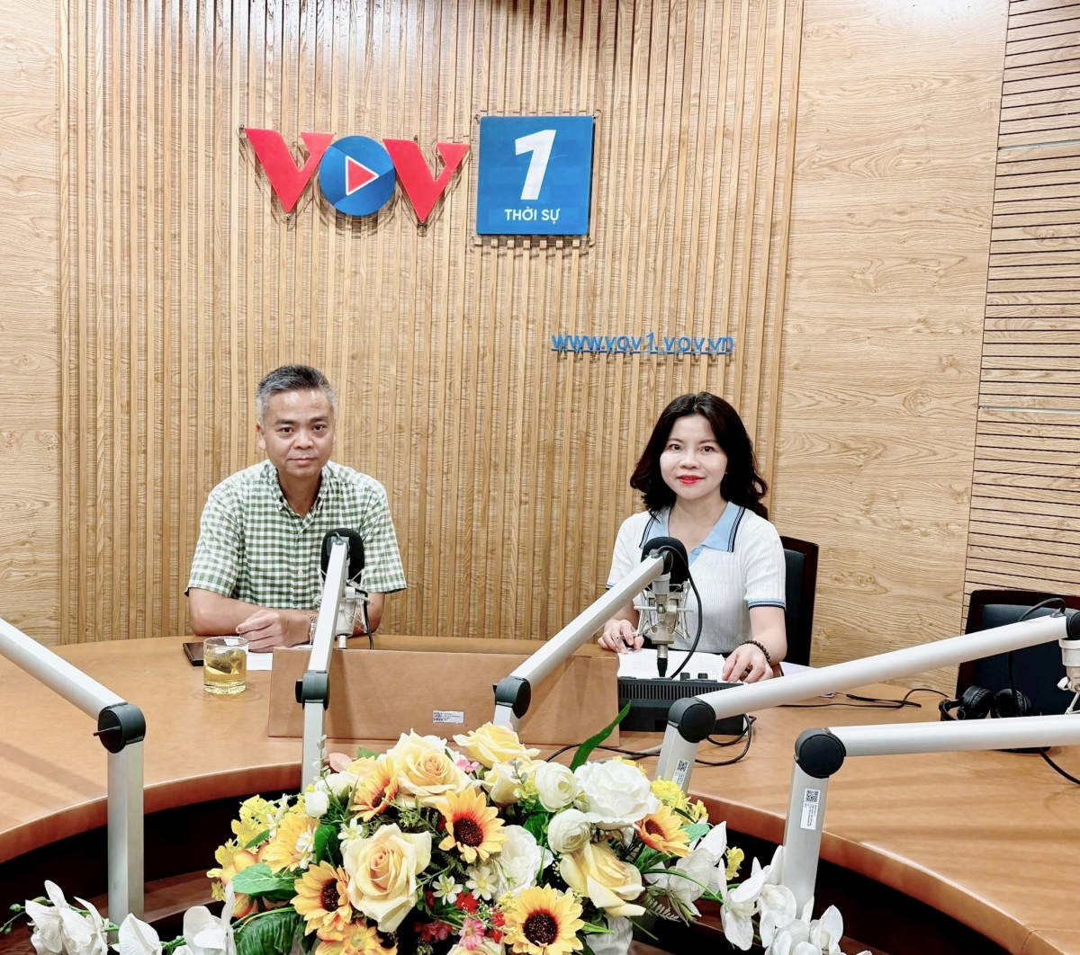Bác sỹ Trần Huy Thọ và BTV chương trình