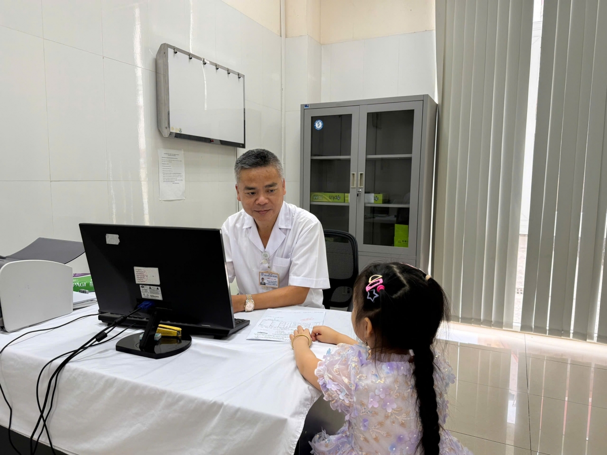 Em nhỏ cũng được gia đình đưa đến thăm khám bệnh lý giun sán tại BV Đặng Văn Ngữ
