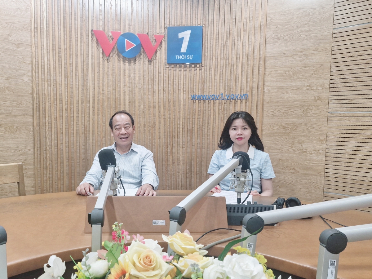 PGS.TS Trần Đắc Phu và BTV chương trình