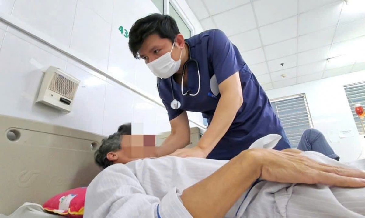 Bác sỹ Lê Văn Thiệu khám cho bệnh nhân ăn tiết canh từ lợn nhiễm dịch tả châu Phi