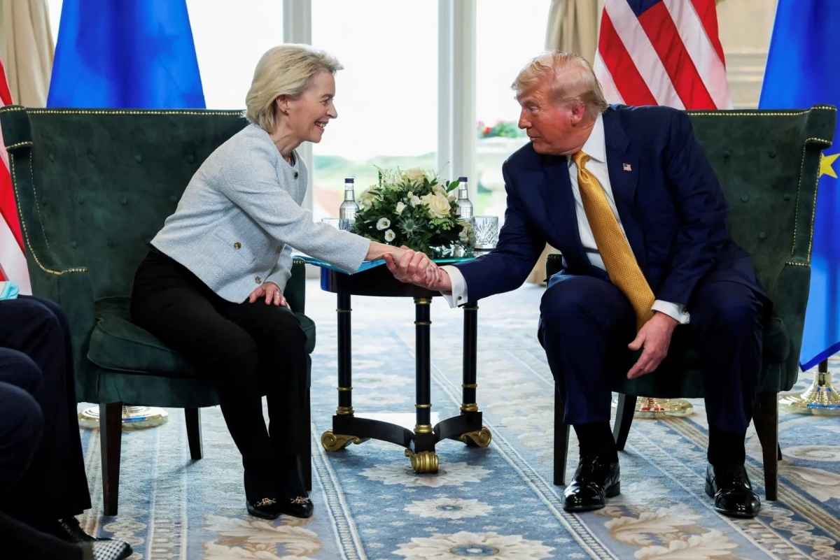Tổng thống Mỹ Donald Trump bắt tay Chủ tịch Ủy ban Châu Âu Ursula von der Leyen sau khi công bố thỏa thuận thương mại giữa Mỹ và EU tại Turnberry, Scotland, vào ngày 27/7/2025. (Ảnh: Evelyn Hockstein/Reuters)