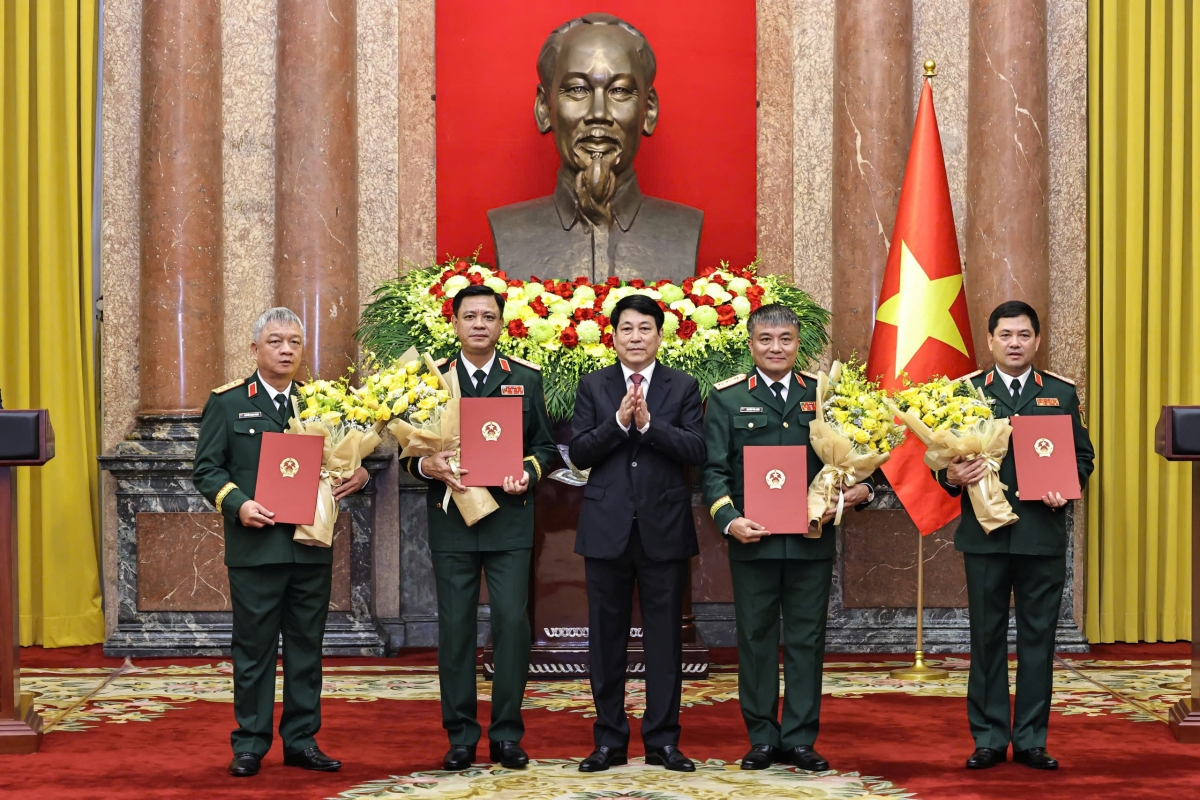 Chủ tịch nước Lương Cường trao Quyết định cho các đồng chí được thăng quân hàm, cấp bậc hàm Đại tướng, Thượng tướng