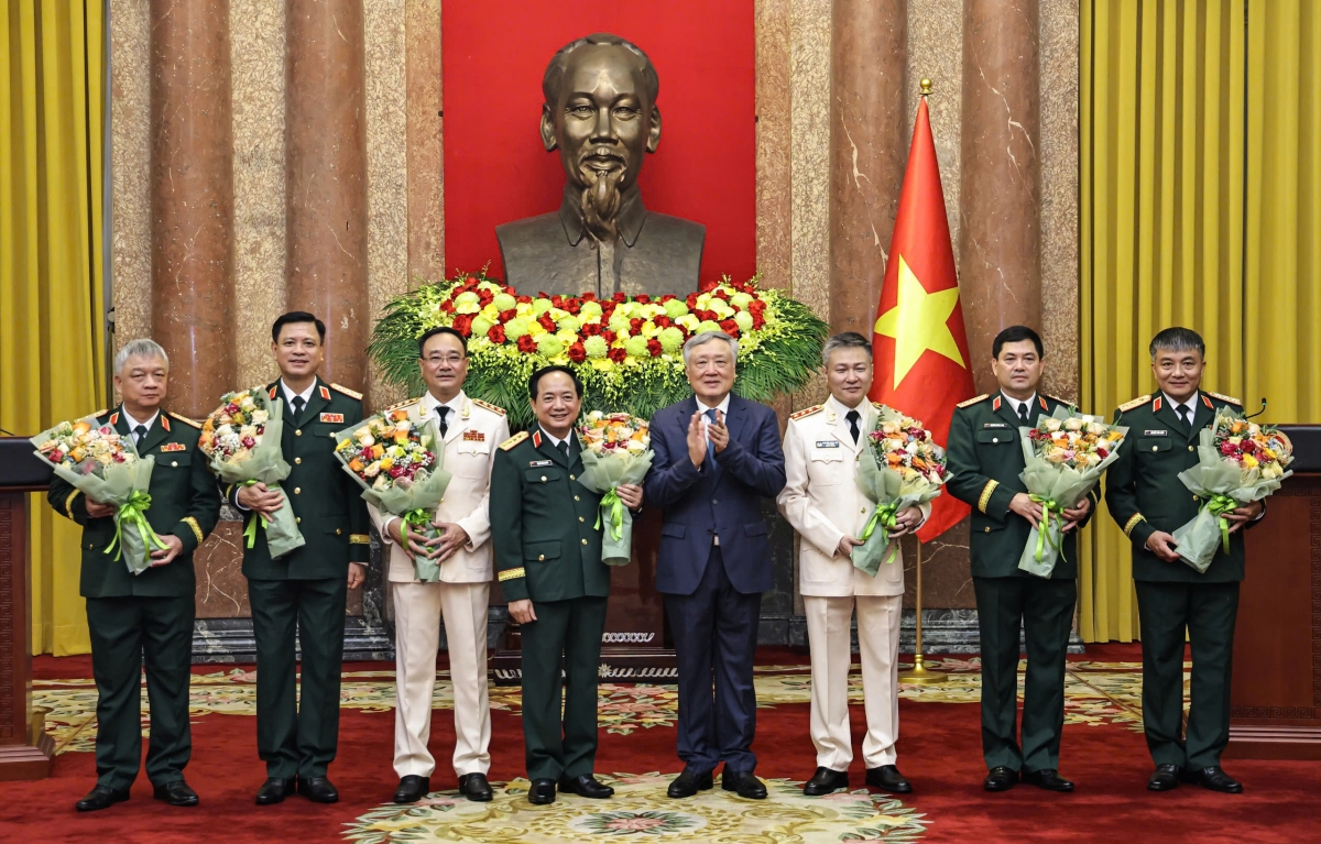 Phó Thủ tướng Thường trực Chính phủ Nguyễn Hòa Bình tặng hoa chúc mừng