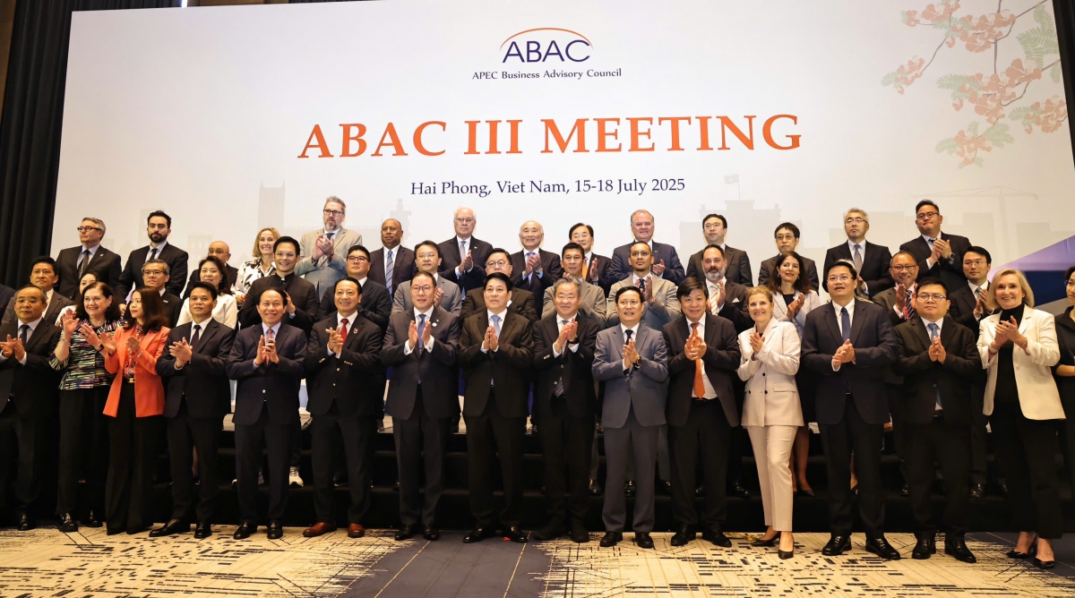Chủ tịch nước Lương Cường chụp ảnh cùng các đại biểu