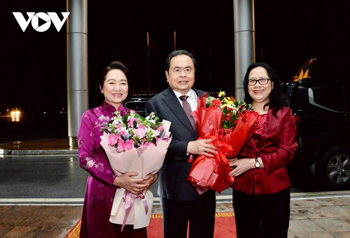 Phó Chủ nhiệm Văn phòng Quốc hội Nguyễn Thị Thúy Ngần tiễn Chủ tịch Quốc hội Trần Thanh Mẫn và Phu nhân tại sân bay