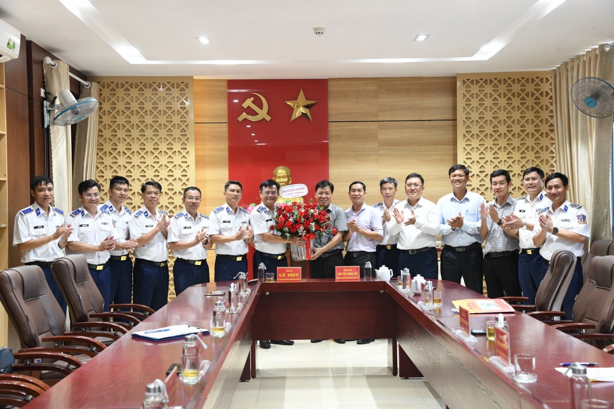 Đoàn công tác Bộ Tư lệnh Vùng Cảnh sát biển 2 chúc mừng lãnh đạo đặc khu Lý Sơn, Quảng Ngãi