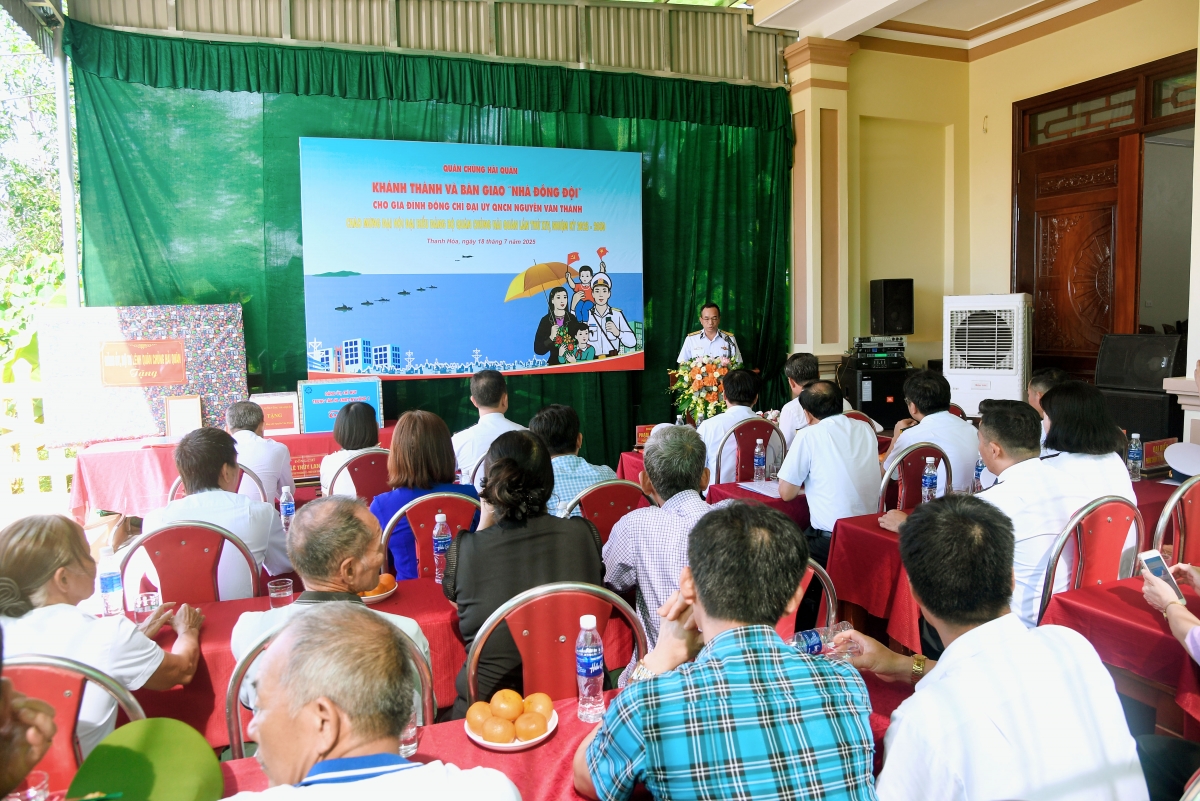 Quang cảnh buổi khánh thành và bàn giao nhà đồng đội cho đồng chí Nguyễn Văn Thành