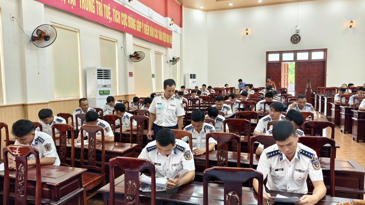 Cán bộ, chiến sỹ thực hành phần thi lý thuyết