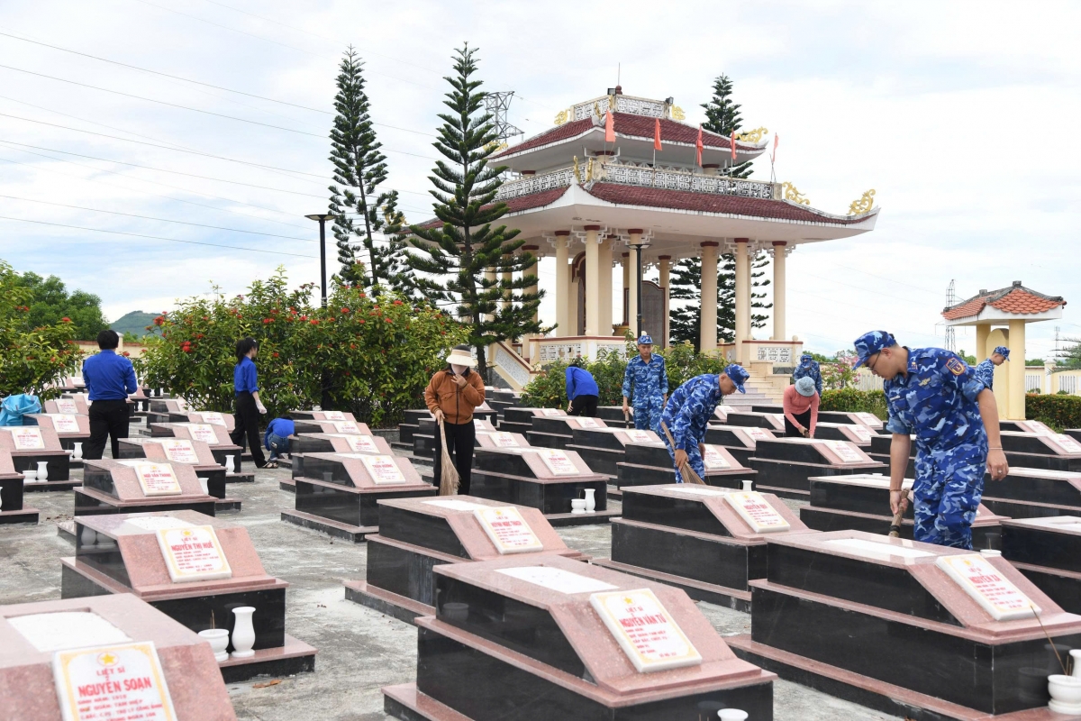 Đoàn viên, thanh niên các đơn vị vệ sinh, tu bổ Nghĩa trang liệt sỹ