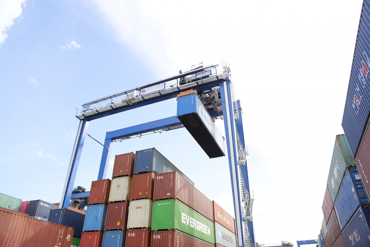 Container đầu tiên được cẩu khung Genma - Kalmar RTG6+1 xếp dỡ