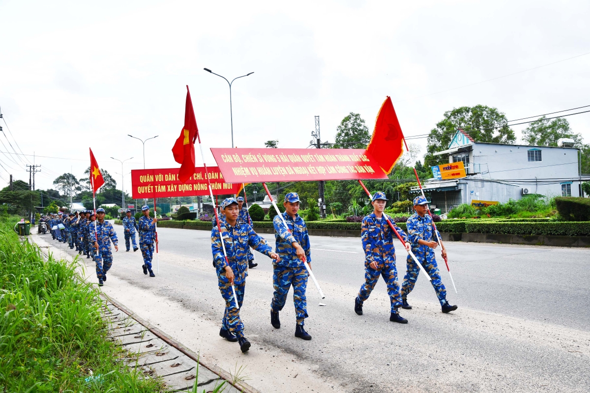 Cán bộ, chiến sĩ trên đường hành quân