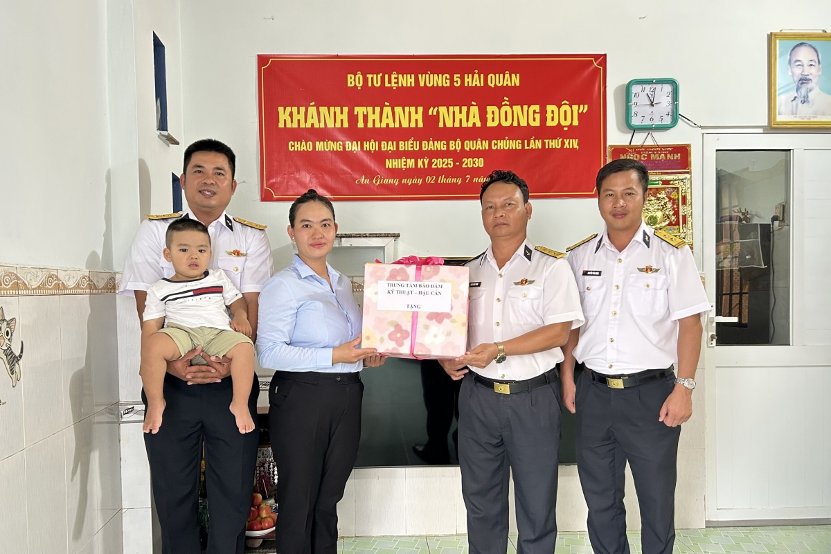 Thượng tá Phạm Khắc Đông trao quyết định bàn giao “Nhà đồng đội” cho gia đình đồng chí Nguyễn Trung Kiên