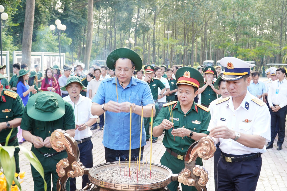 Đại biểu dâng hương tại tượng đài Chủ tịch Hồ Chí Minh