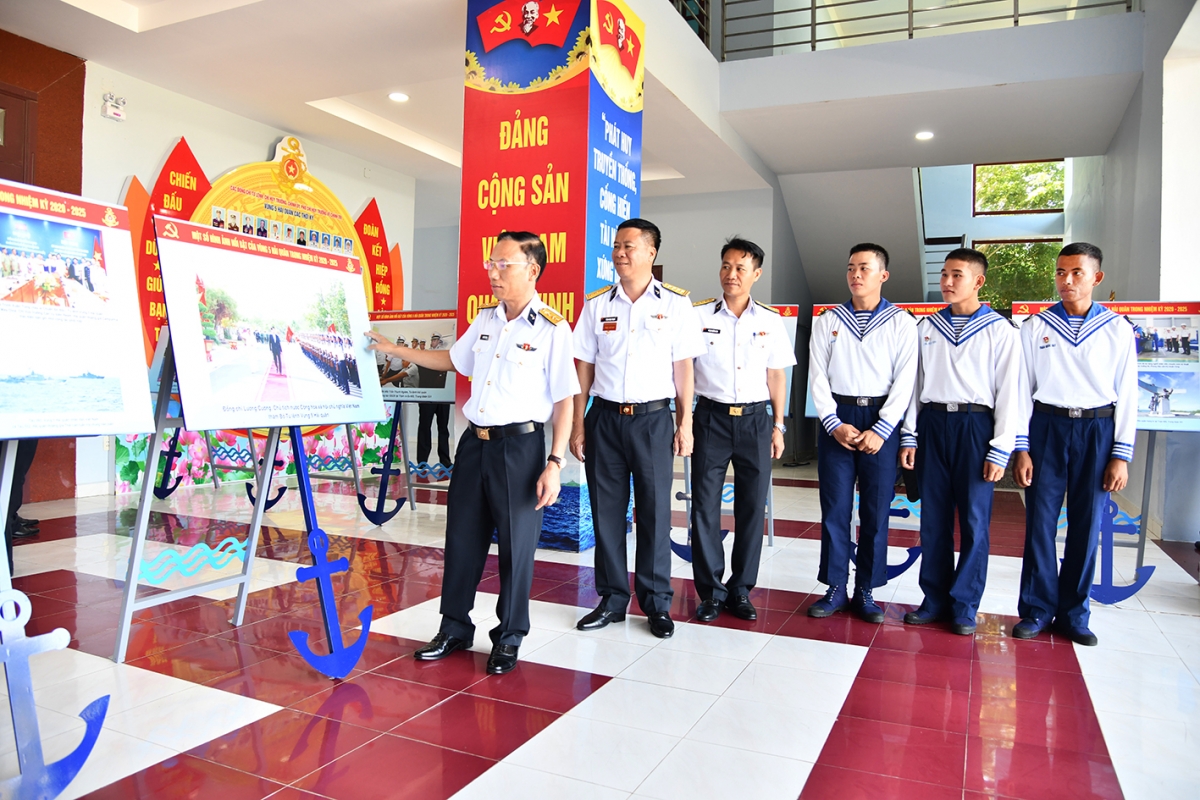 Đại tá Ngô Văn Thành, Chính ủy Vùng 5 Hải quân (thứ nhất từ trái sang) cùng các đại biểu tham quan không gian trưng bày ảnh