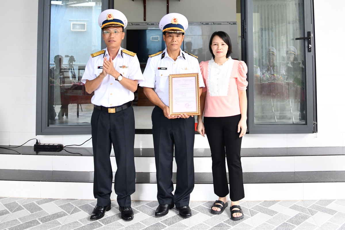 Đồng chí Chính ủy Vùng 5 Hải quân trao quyết định bàn giao nhà đồng đội cho gia đình Thiếu tá Quân nhân chuyên nghiệp Phạm Văn Thức