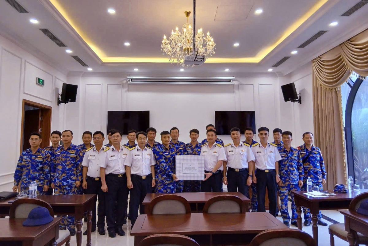 Thượng tá Phạm Văn Sơn, tặng quà cho các lực lượng tham gia thực hiện nhiệm vụ