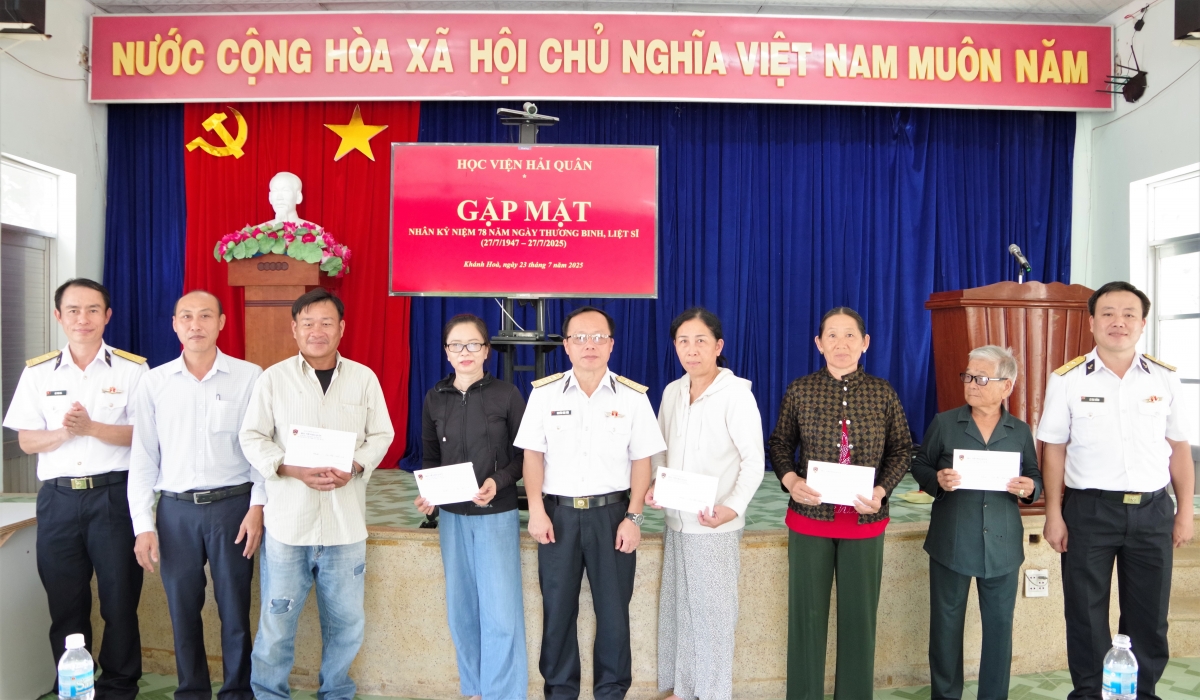 Đoàn công tác Học viện tặng quà đối tượng chính sách tại phường Đông Ninh Hòa, tỉnh Khánh Hòa