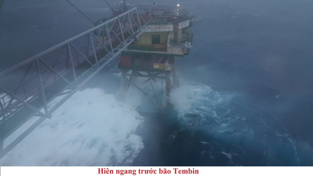 Nhà giàn DK1 hiên ngang trong bão số 16 (Tembin) năm 2017