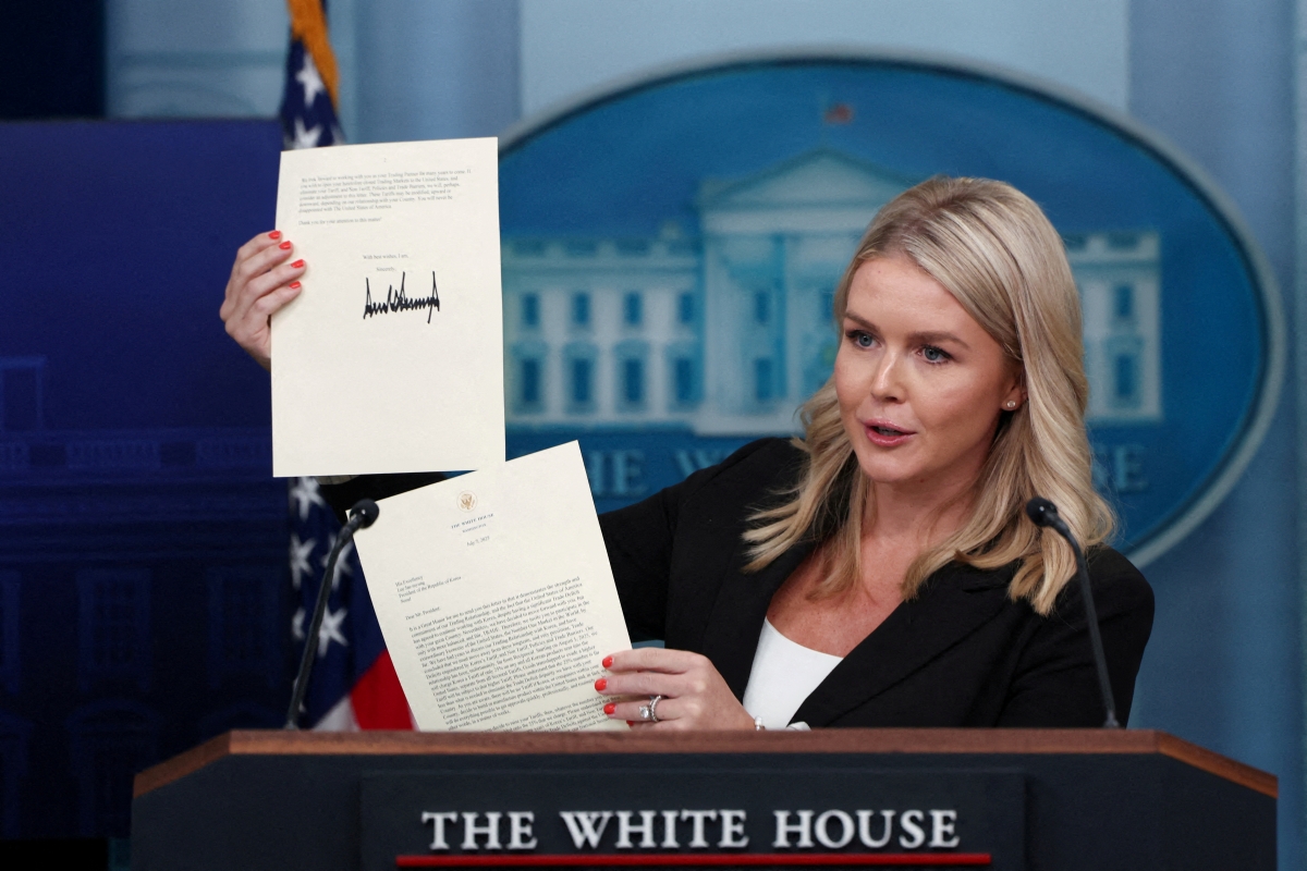 Thư ký báo chí Nhà Trắng Karoline Leavitt công bố bức thư có chữ ký của Tổng thống Mỹ Donald Trump gửi tới các nước trước thời hạn áp thuế đối ứng- Nguồn: Reuters