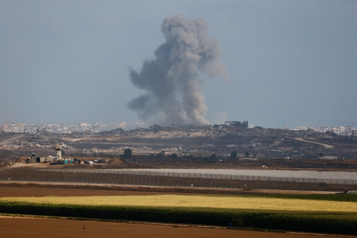 Khói bốc lên ở Gaza nhìn từ Israel. Ảnh: Reuters
