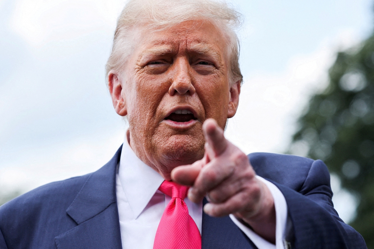 Tổng thống Mỹ Donald Trump phát biểu với các phóng viên khi ông khởi hành đến Pennsylvania từ Bãi cỏ phía Nam Nhà Trắng- Nguồn: Reuters 